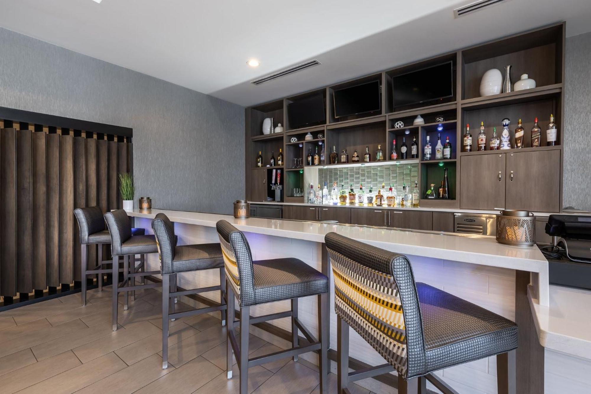 Holiday Inn Greenville - Woodruff Road By Ihg Eksteriør billede